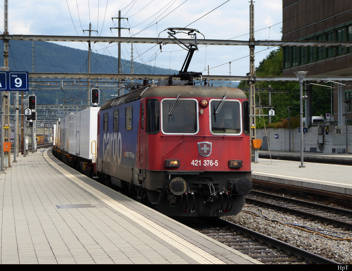 SBB - Lok Re 4/4  421 376-5 mit Güterzug bei der Durchfahrt im Bahnhof Olten am 12.07.2019