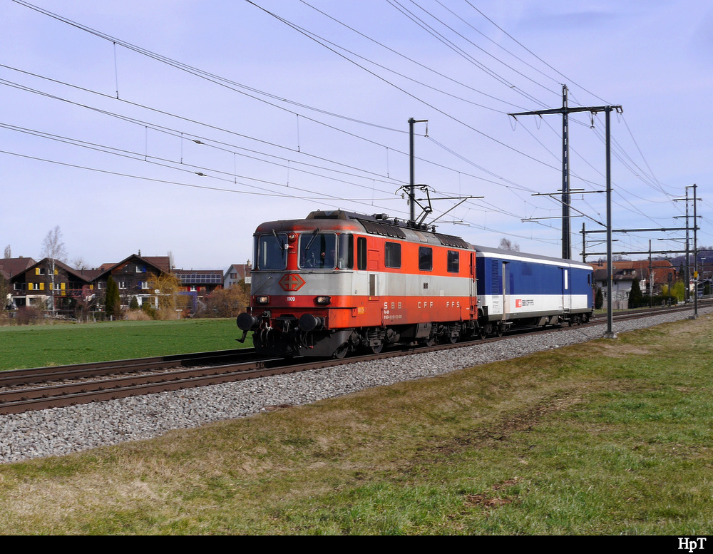 SBB - Lok Re 4/4  420 109 mt Gefängniswagen unterwegs bei Lyssach am 20.02.2020