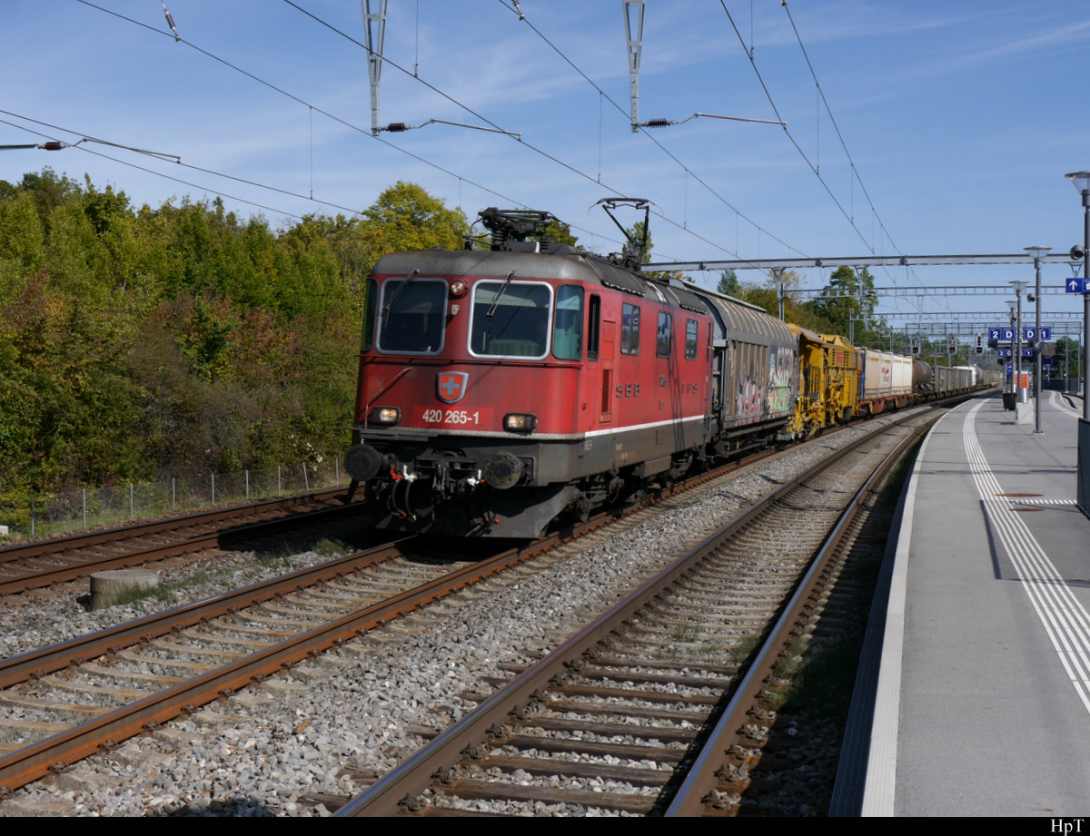 SBB - Lok Re 4/4  420 265-1 vor Güterzug bei der durchfahrt in Mies am 08.10.2020