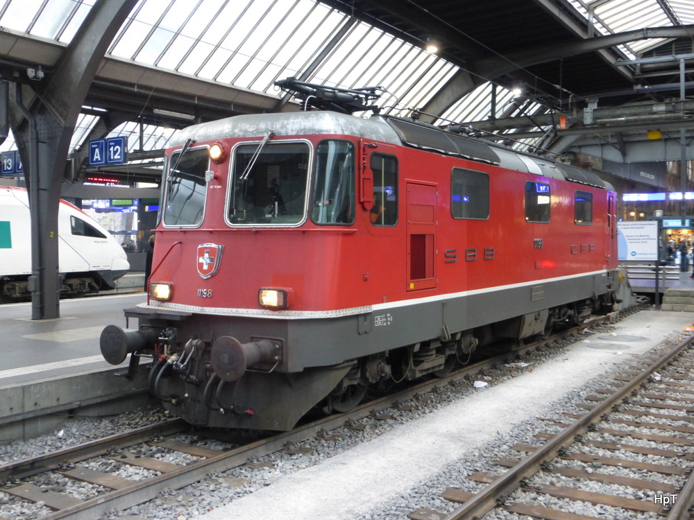 SBB - Lok Re 4/4  11198 im HB Zürich am 30.11.2014