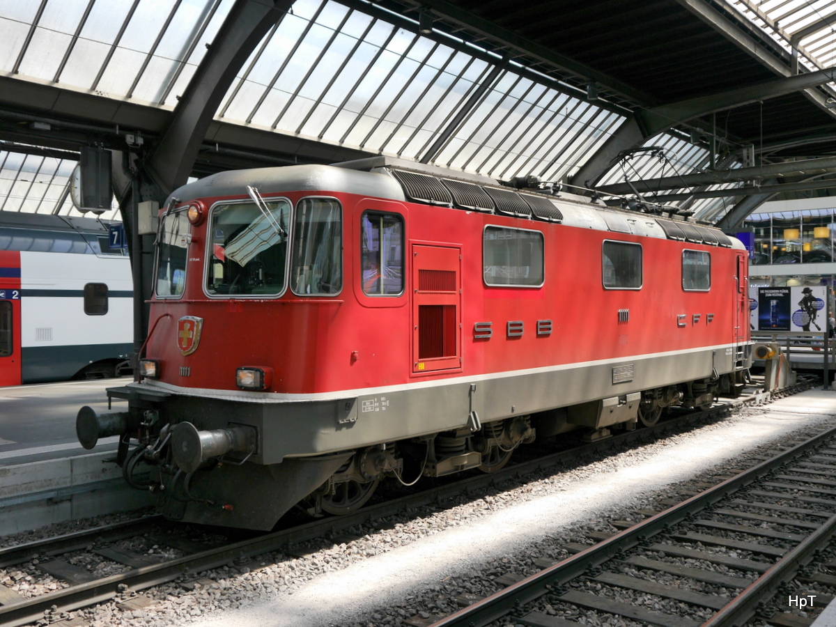 SBB - Lok Re 4/4 11111 im HB Zürich am 04.07.2015
