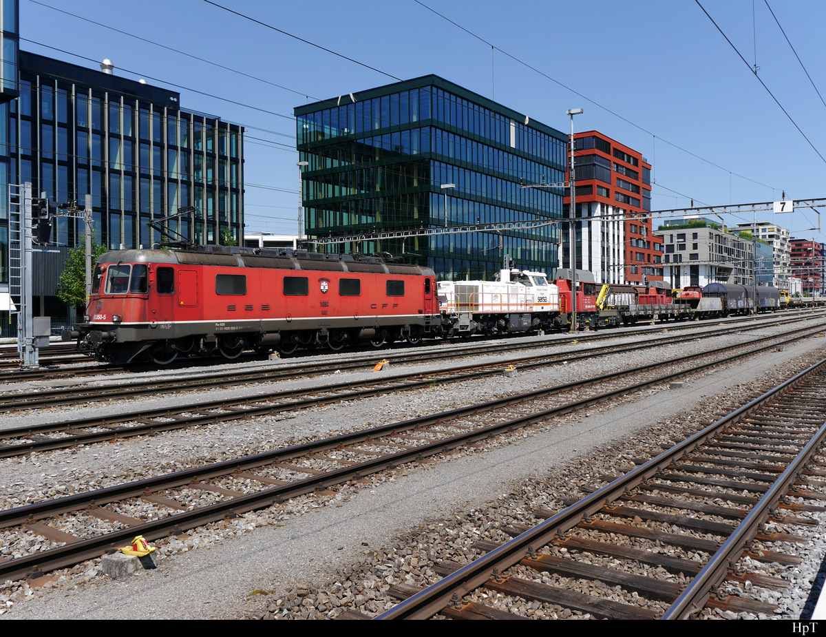 SBB - Lok Re 6/6  620 050-5 vor Güterzug im Bahnhof Rotkreuz am 31.07.2020
