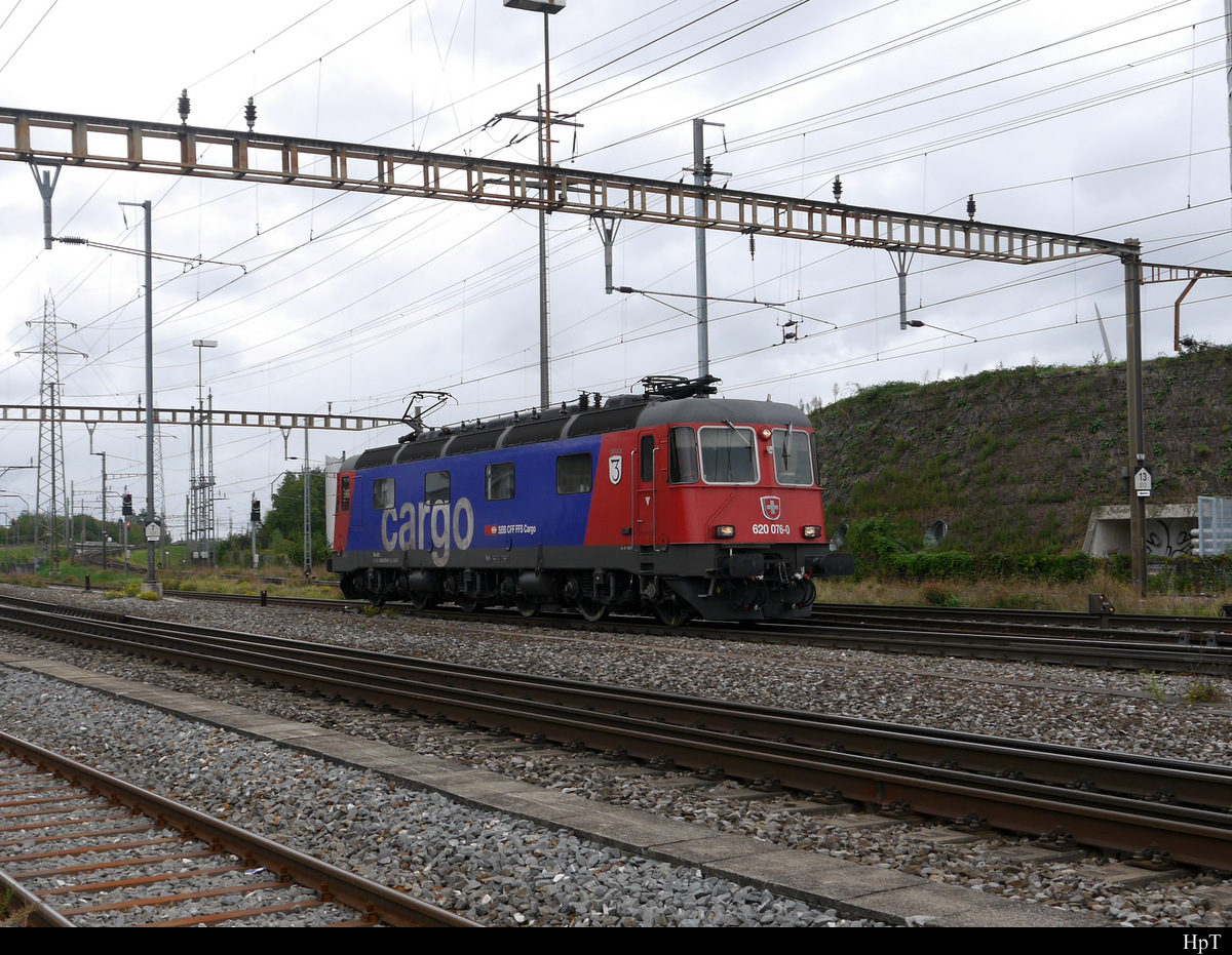 SBB - Lok Re 6/6  620 076-0 als Lokzug bei der durchfahrt in Prattelen am 25.09.2020