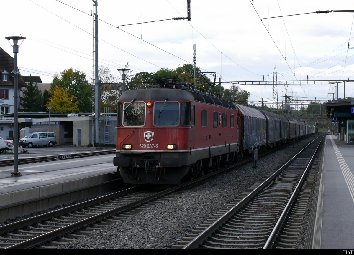 SBB - Lok  Re 6/6  620 037-2 mit Güterzug unterwegs bei der durchfahrt in Othmarsingen am 07.10.2020