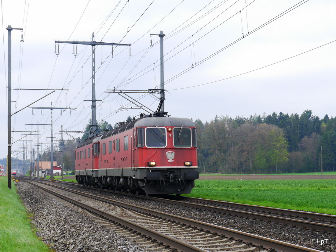 SBB - Lokfahrt  Re 6/6  11657 mit Re 6/6  11617 unterwegs bei Lyssach am 18.04.2015