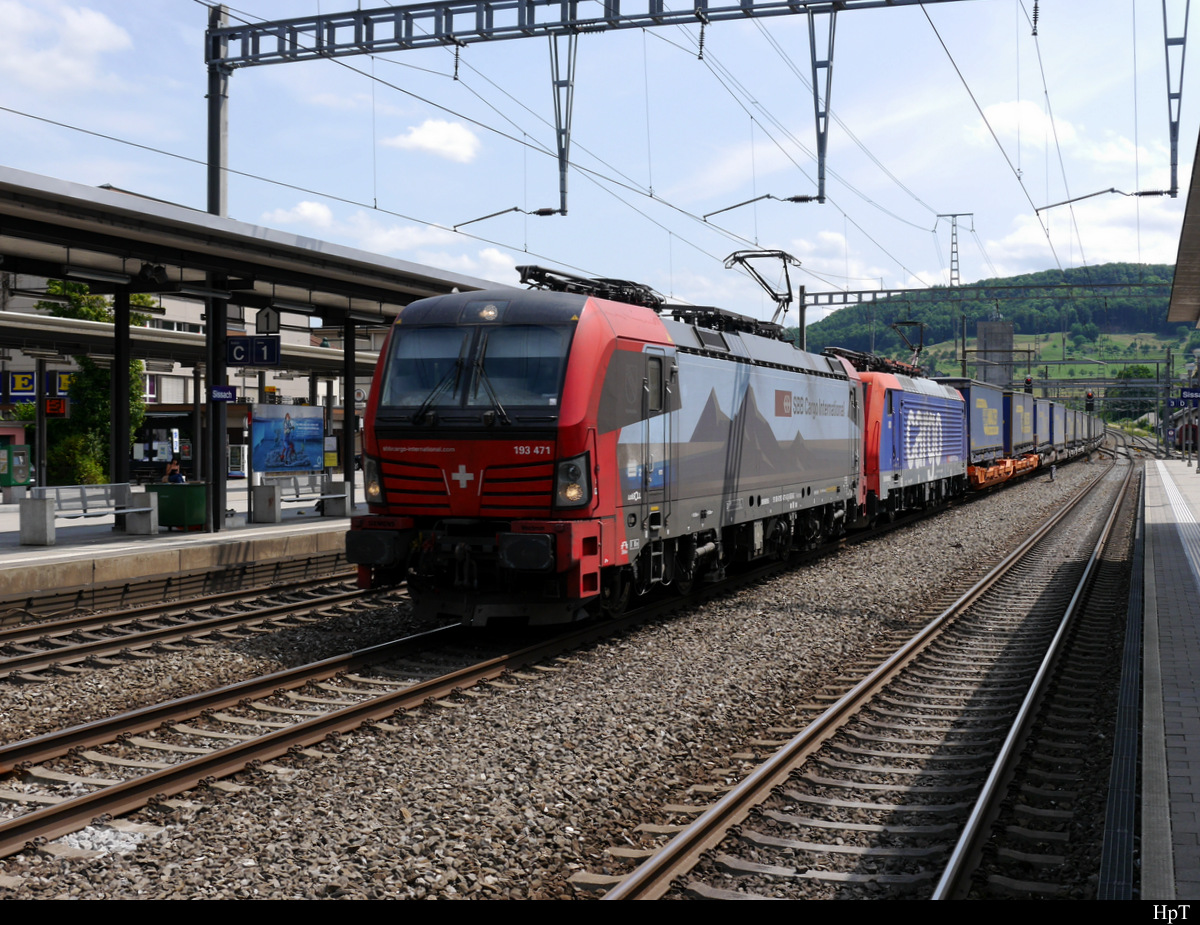 SBB - Loks 193 471-0 und 474 004-9 mit Güterzug bei der Durchfahrt im Bahnhof Sissach am 27.07.2019