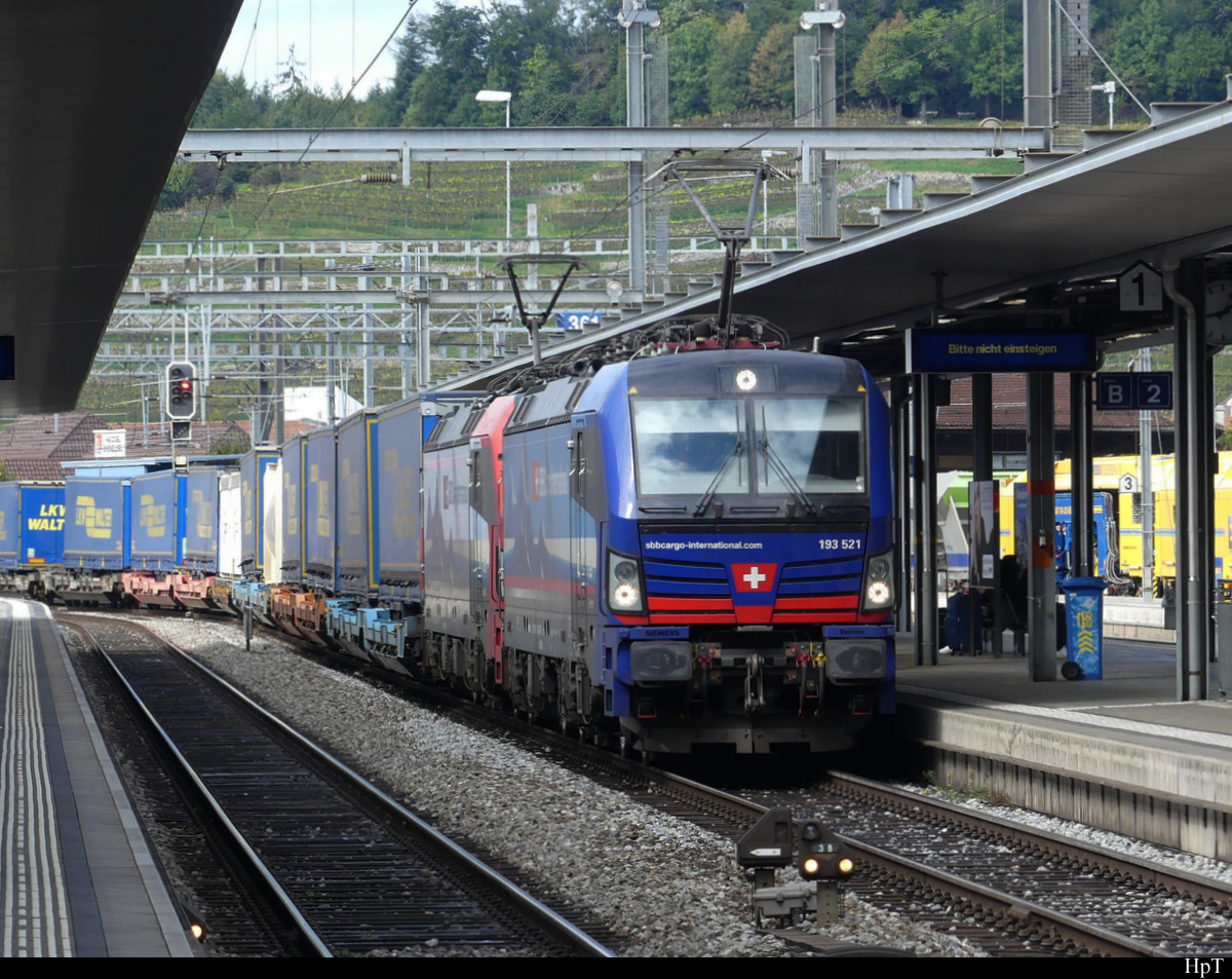 SBB - Lok`s 193 521 + 193 472 mit Güterzug bei der durchfahrt im Bhf. Spiez am 05.10.2021