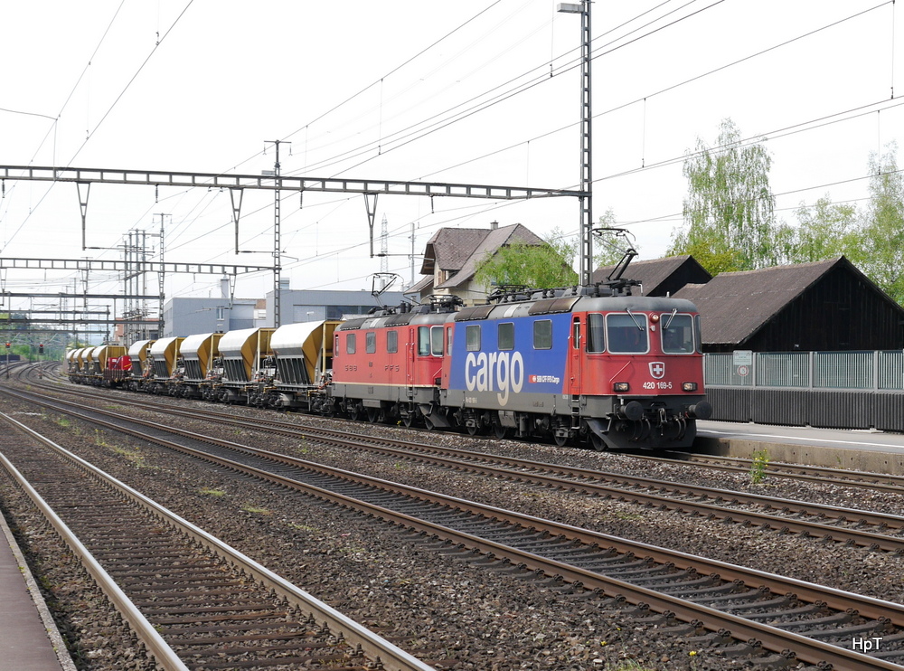 SBB - Loks 420 169-5 und Re 4/4 11181 vor Güterzug unterwegs in Rupperswil am 25.04.2014