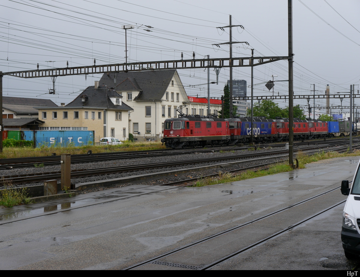 SBB - Loks 420 345-1 mit 620 und 620 und 420 vor Güterzug unterwegs im Regen in Prattelen am 21.07.2018