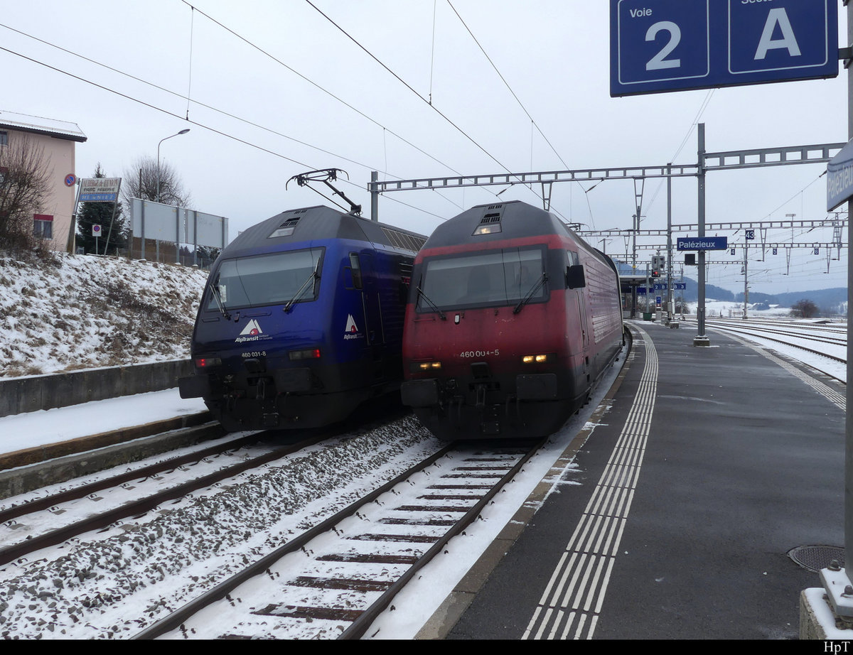 SBB - Loks 460 031-8 mit IR nach Lausanne/Genf und 460 004-5 als IR nach Bern/Luzern im Bahnhof von Palezieux am 13.02.2021