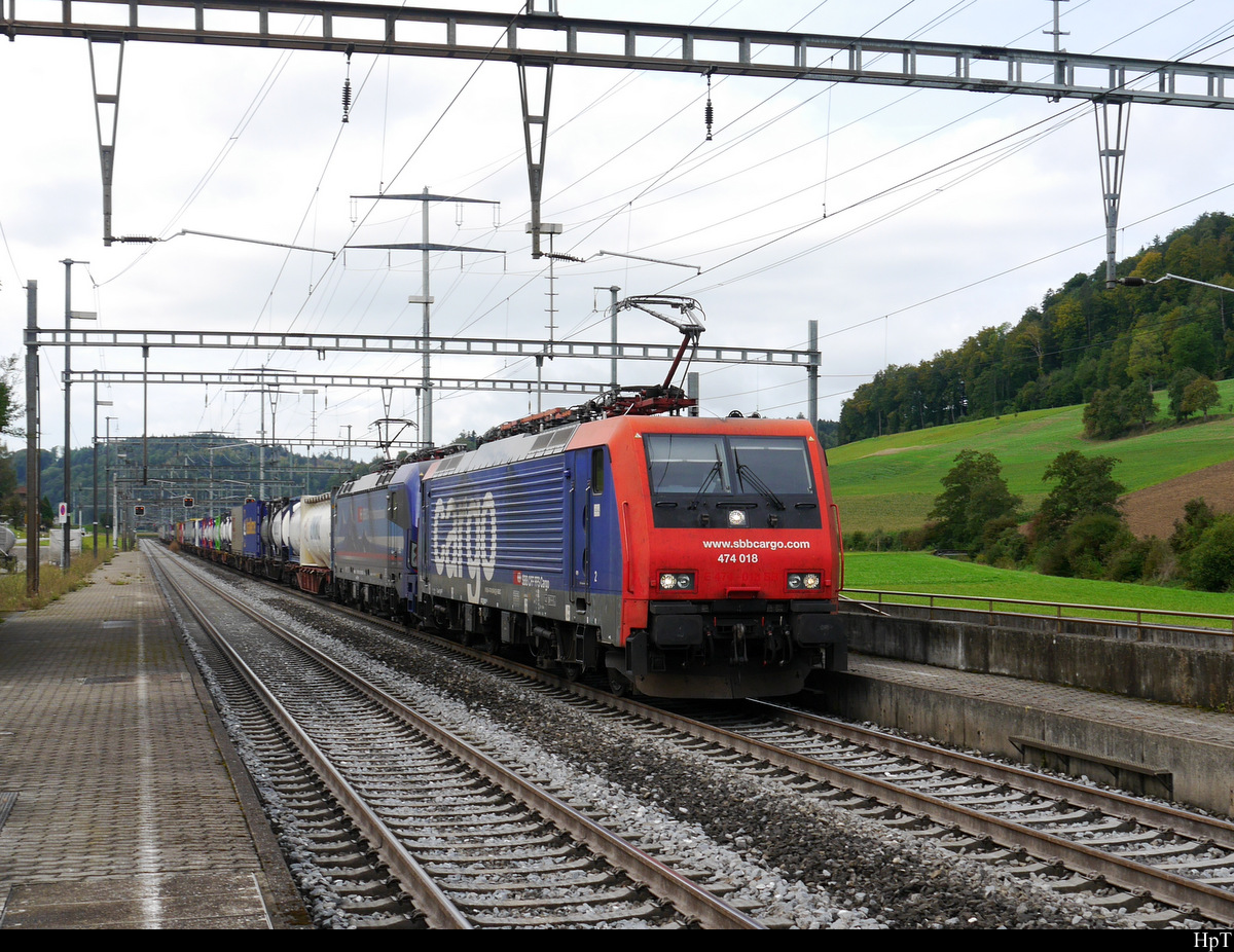 SBB - Loks 474 018 + 193 530 vor Güterzug bei der durchfahrt im Bhf Riedtwil am 24.09.2020