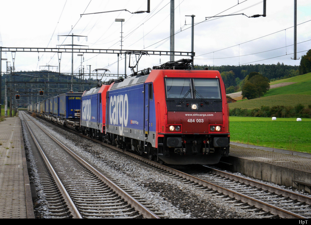 SBB - Loks 484 003 und 484 012 vor Güterzug bei der durchfahrt im Bhf Riedtwil am 24.09.2020