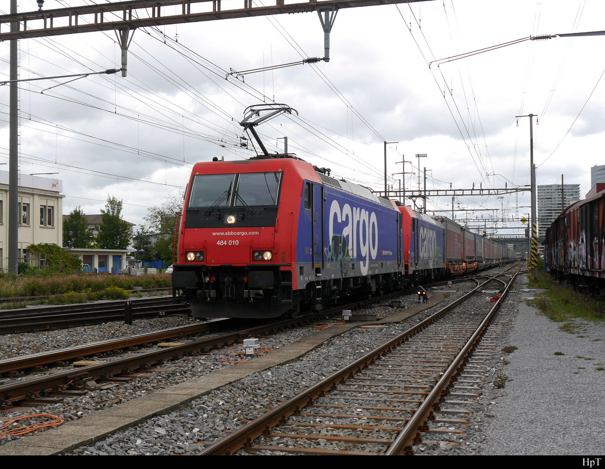 SBB - Loks 484 010 und 484 016 vor Güterwagen bei der durchfahrt in Prattelen am 25.09.2020