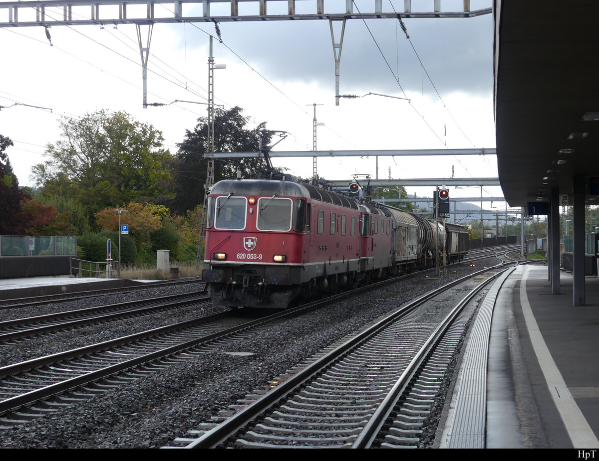 SBB - Lok`s 620 053 + 430 359 vor Güterzug bei der durchfahrt im Bhf. Rupperswil am 06.10.2021