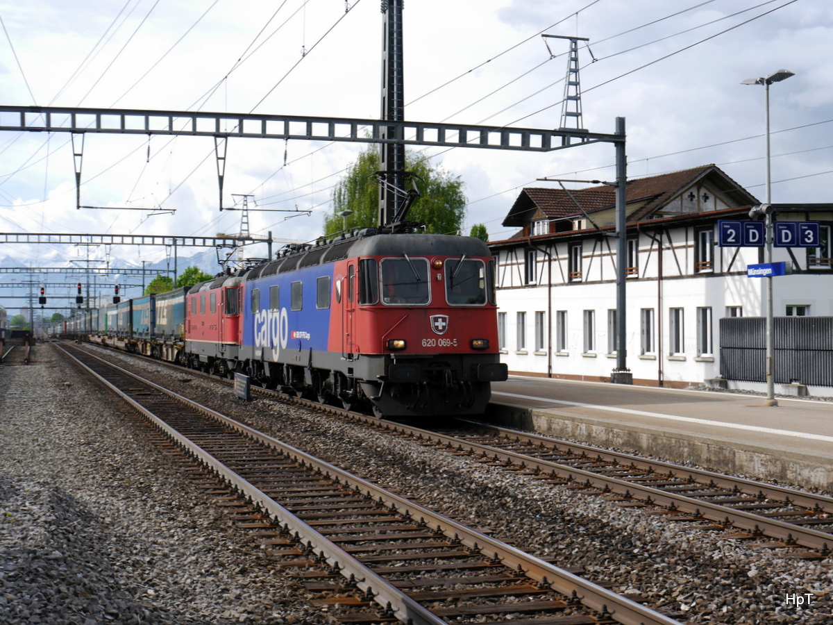 SBB - Loks 620 069-5 und 420 340 vor Güterzug bei der durchfahrt im Bahnhof Rothrist am 03.05.2017