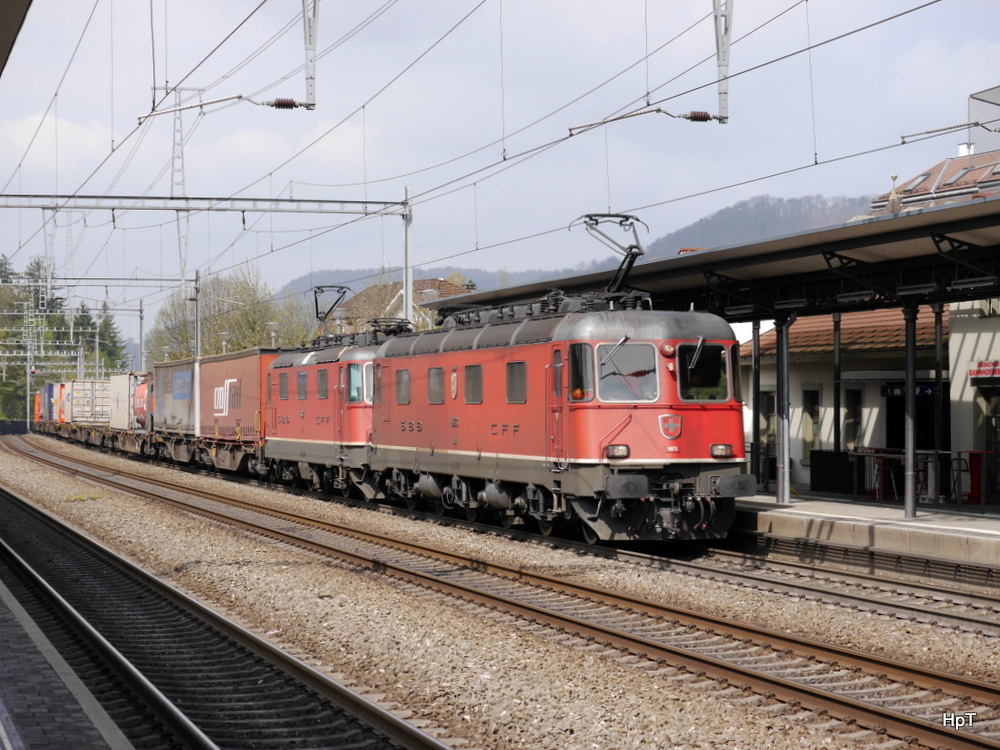 SBB - Loks Re 6/6 11673 mit Re 4/4 11337 vor Güterzug in Sissach am 06.04.2014