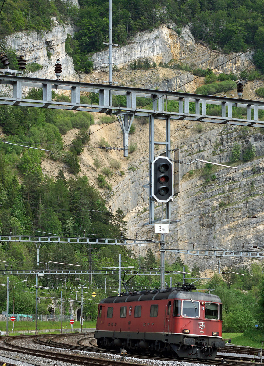 SBB: Lokzug bei Reuchenette-Péry mit der Re 6/6 11613  RAPPERSWIL  am 26. Mai 2016.
Foto: Walter Ruetsch