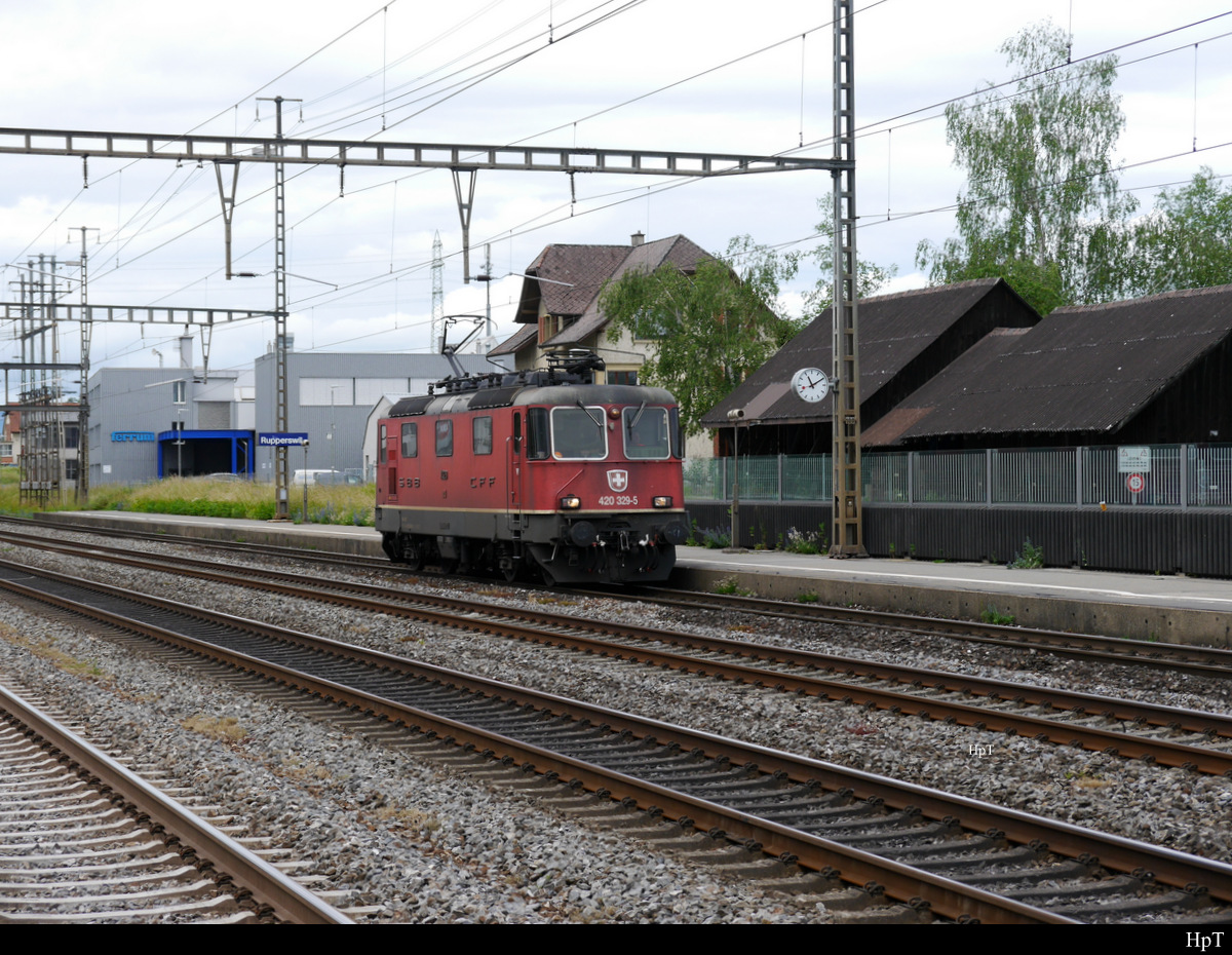SBB - Lokzug mit der Re 4/4  420 329-5 im Bahnhof Rupperswil am 15.06.2019