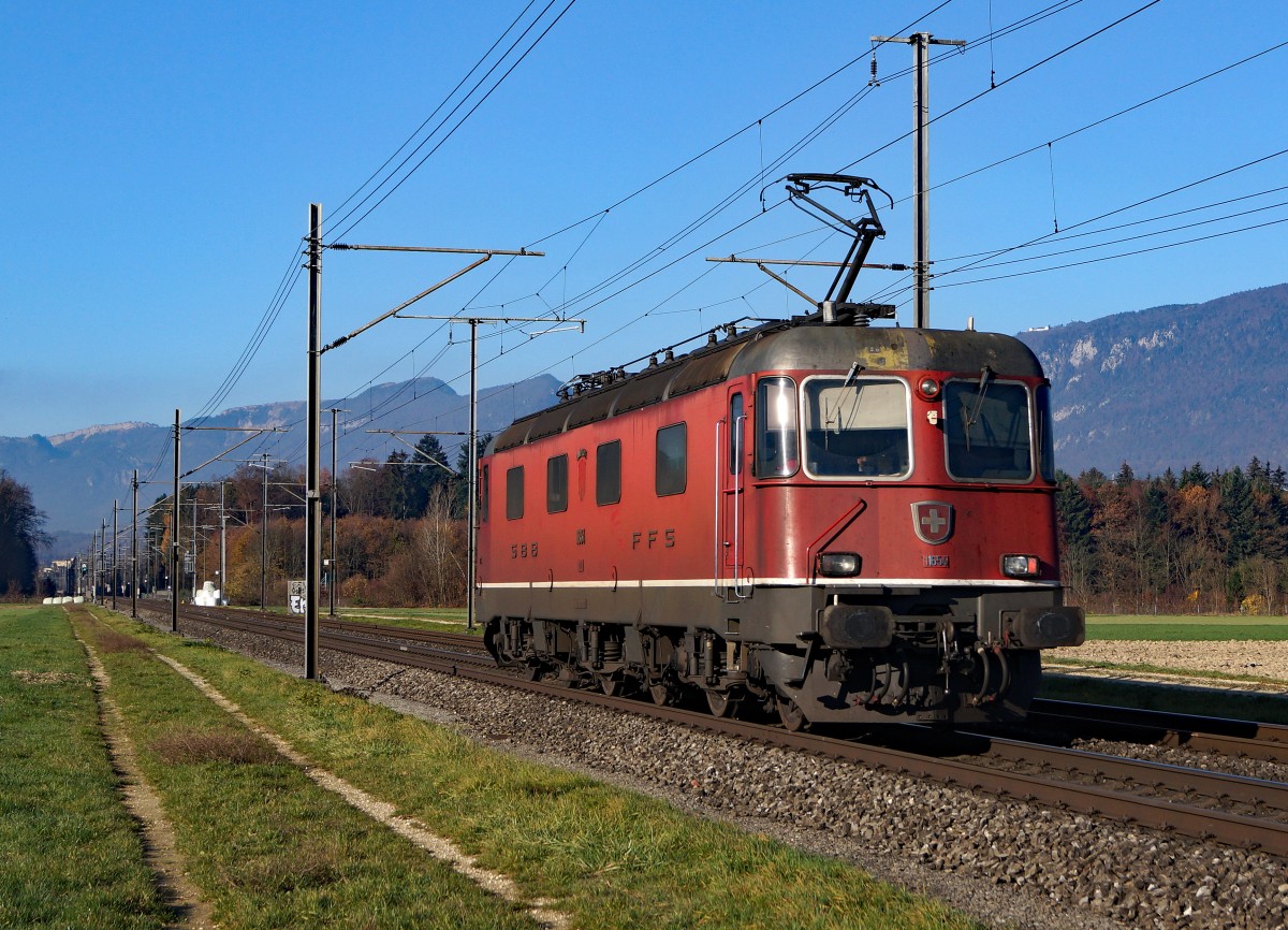 SBB: Lokzug mit Re 6/6 11654  VILLENEUVE  bei Deitingen am 10. November 2015.
Foto: Walter Ruetsch
