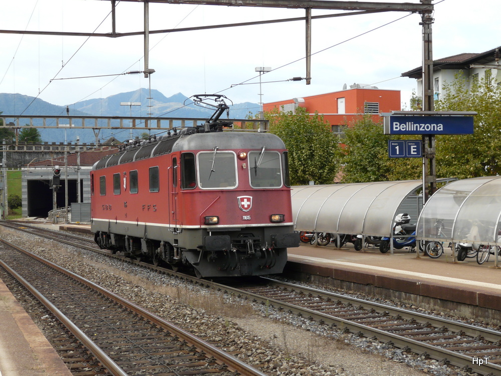 SBB - Lokzug mit der Re 6/6 11615 bei der durchfahrt im Bahnhof Bellinzona am 18.09.2013
