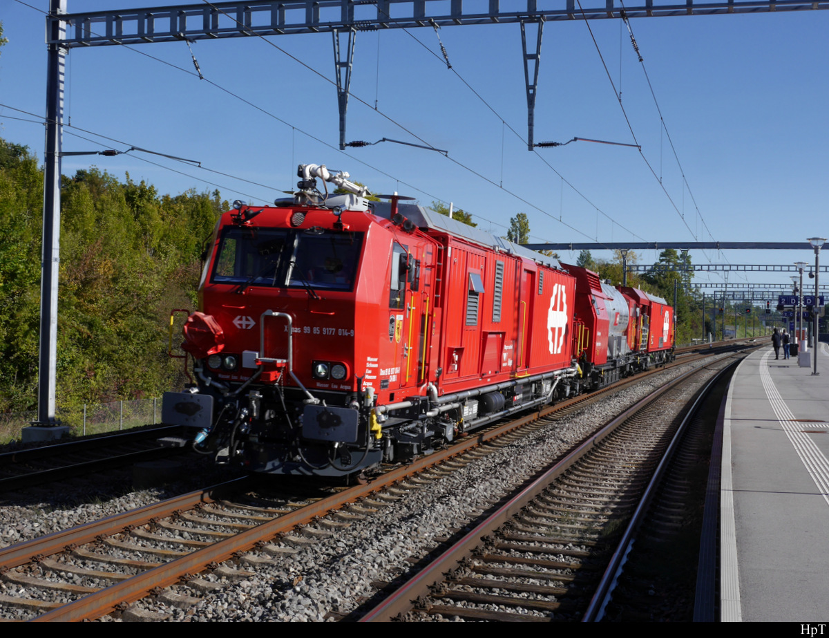 SBB - LRZ (Lösch und Rettungszug) an der Spitze der XTmas  99 85 917 7 014-9 bei der durchfahrt im Bahnhof Mies am 08.10.2020