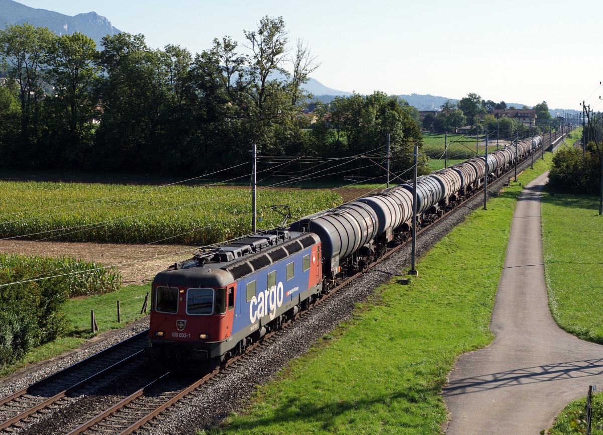 SBB: Mehrmals täglich rollen auf der Jura Südfuss Linie schwere Kesselwagenzüge die meistens von Re 620 gestemmt werden. Ab und zu können in diesen Diensten auch Doppeltraktionen Re 420 beobachtet werden. 620 033-1  MURI  zwischen Selzach und Bettlach unterwegs am 26. August 2015.
Foto: Walter Ruetsch  
