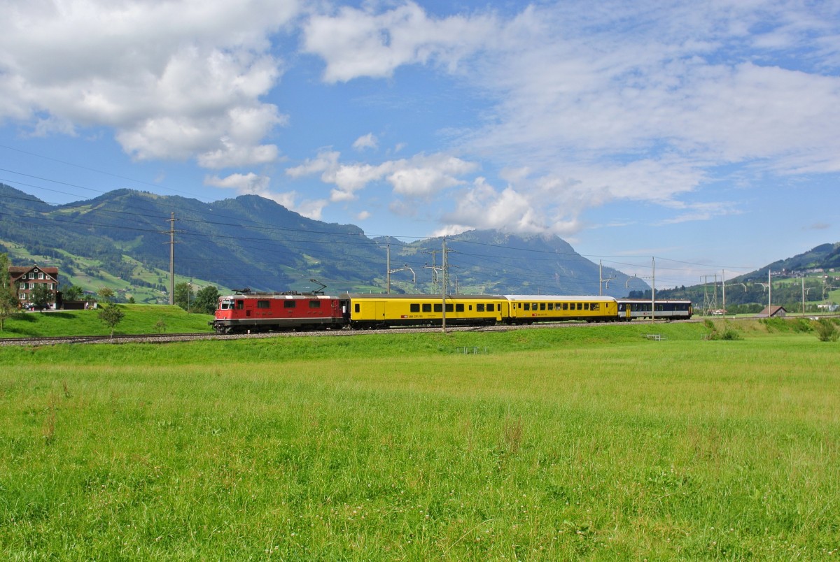 SBB Messzug am Gotthard: Heute verkehrte ein Messzug Bern-Olten-Luzern-Gotthard-Biasca und zurück; im Bild ist der Pendel bei der Hinfahrt bei Steinen: Re 4/4 II 11198, X 60 85 99-90 108-9, X 60 85 99-73 109-8 und BDt EWII 50 85 82-33 925-7, 18.08.2014.