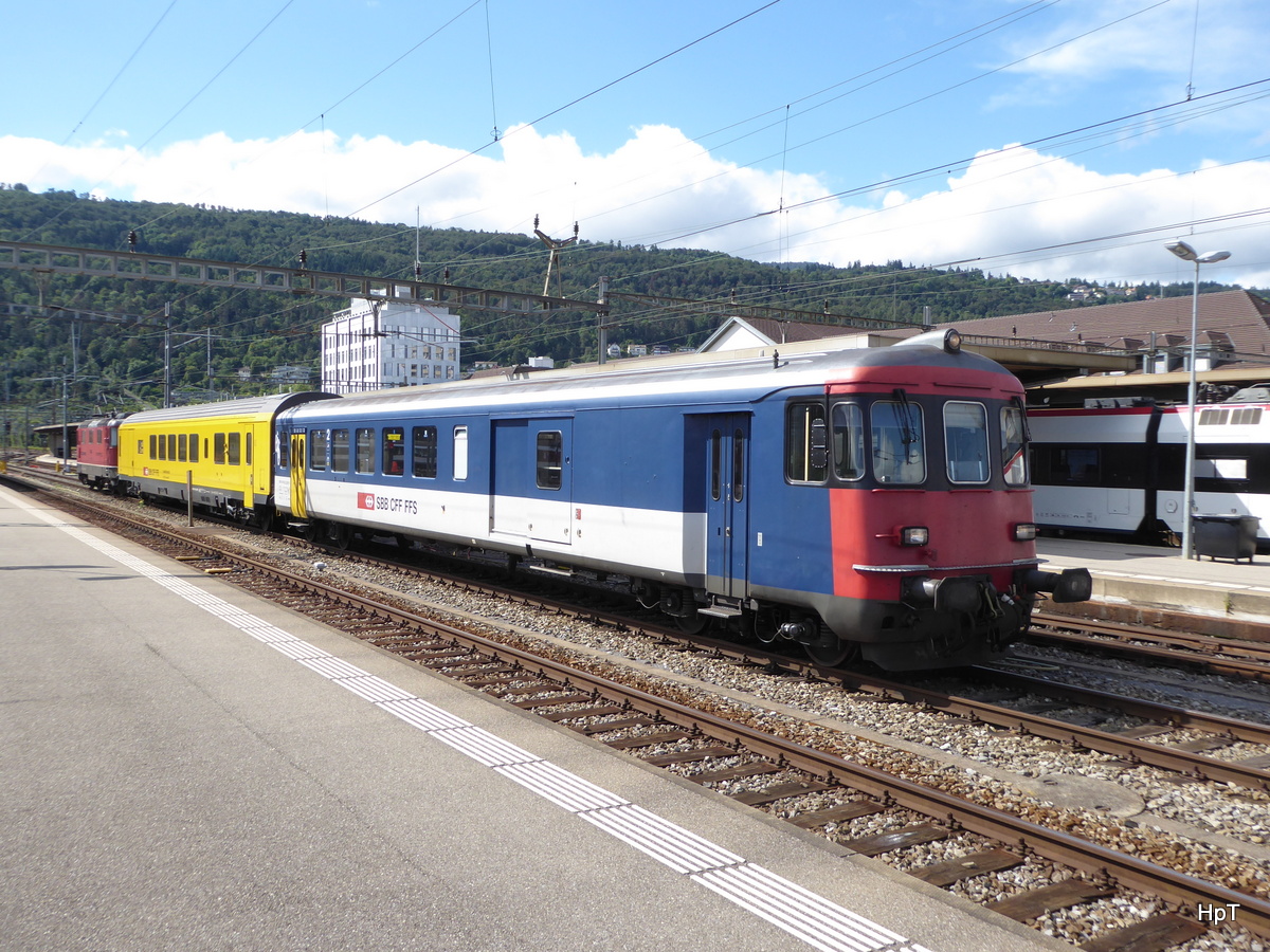 SBB - Messzug Bestehend aus dem Steuerwagen BDt 50 85 82-33 961-2 und dem Messwagen X 60 85 99-90 108-9 und am Schluss die Re 4/4 11155 abgestellt im Bahnhofsareal in Biel am 13.07.2016