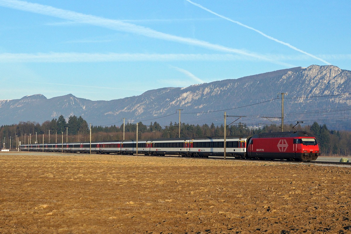SBB: Mit dem Zug an den Automobilsalon in Genf. Extrazug 30510 mit Re 460 und 14 Wagen bei Deitingen in der ersten Morgensonne des 8. März 2015.
Foto: Walter Ruetsch