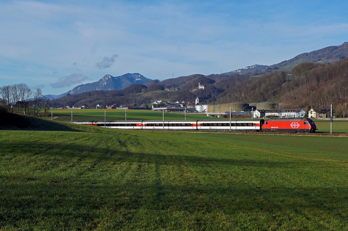 SBB: Morgendliche Winterstimmung vom 22. Dezember 2014 bei Niederbipp. Nur drei Tage vor Weihnachten fehlt noch immer die weisse Pracht. IR Biel-Konstanz mit Re 460 bei Niederbipp unterwegs vor der Kulisse der ersten Jurakette mit Schloss Bipp und der Evangelisch reformierten Kirche Oberbipp.
Foto: Walter Ruetsch