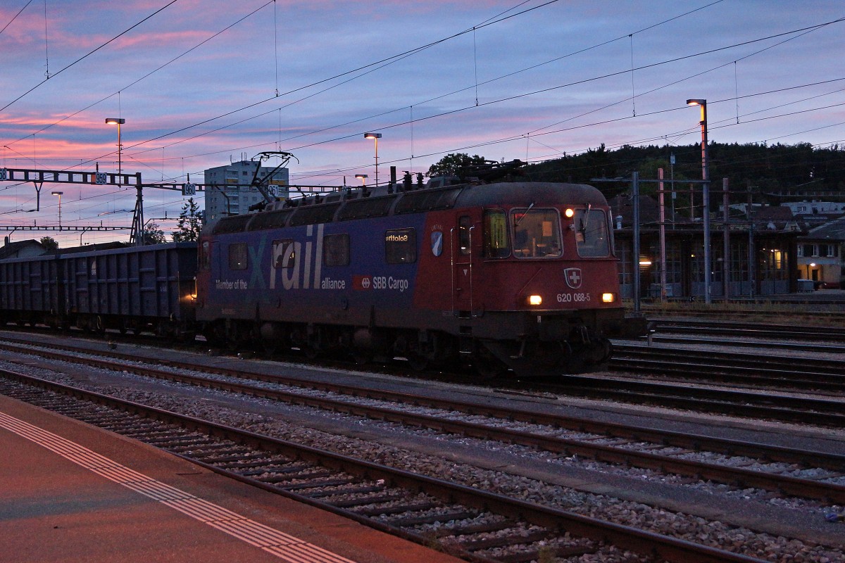 SBB: Morgenstimmung auf dem Hauptbahnhof Solothurn am 16. September 2013. Die Re 620 088-5 X RAIL wartet bereits um 06:59h auf die Abfahrt. 
Foto: Walter Ruetsch 