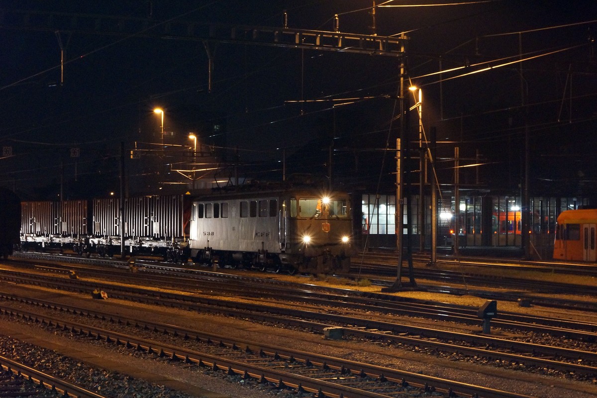 SBB: MORGENSTIMMUNG auf dem Hauptbahnhof Solothurn am 24. Oktober 2013. Die soeben aus Zrich eingetroffene Ae 6/6 bei einem Zwischenhalt neben dem RBS-Depot in Solothurn.
Foto: Walter Ruetsch