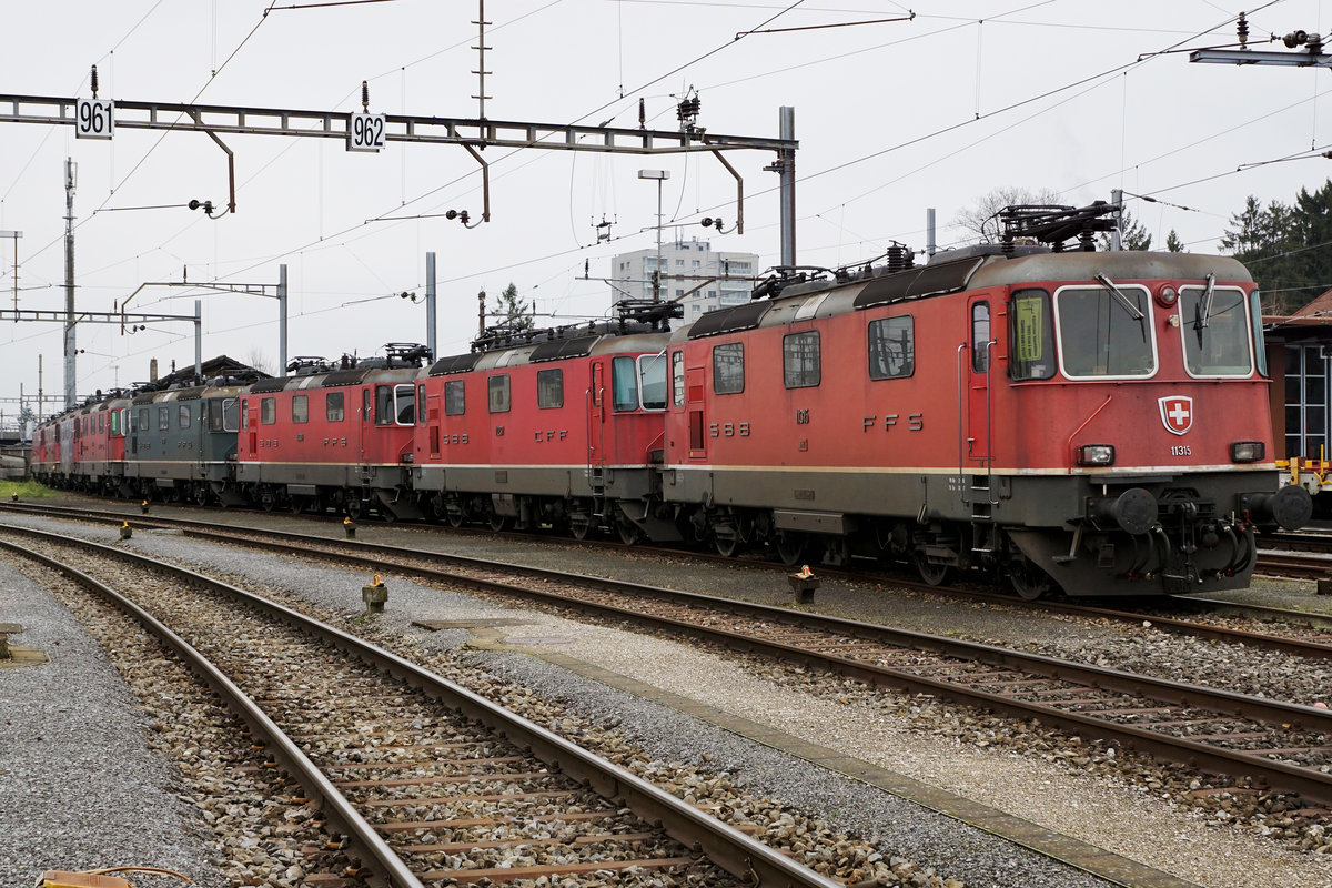 SBB: Nach dem Abschluss der Zuckerrübenkampagne 2017 wartet bereits ein Paket von acht Re 4/4-Lokomotiven im Güterbahnhof Solothurn auf einem Abstellgeleise am 23. Dezember 2017 auf bessere Zeiten.
Dies sind die Nummern: 11315, 11237, 11308, 11309, 11166, 420 170-3, 11311 und 11177.
Foto: Walter Ruetsch