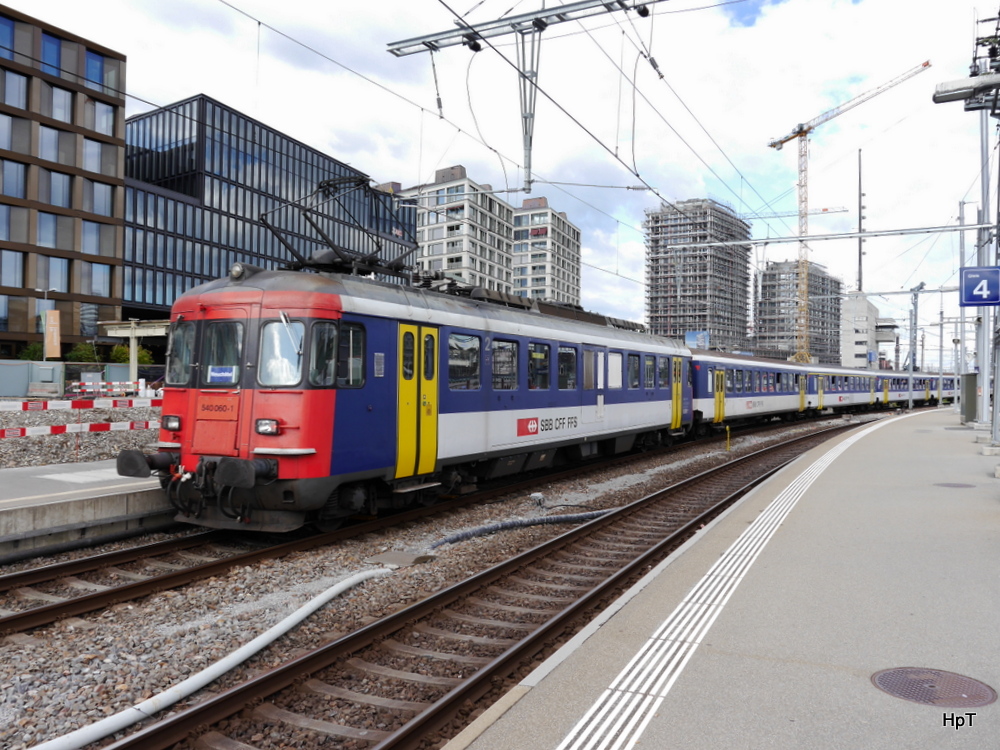 SBB - Nachschuss des Fussballextrazug Zürich - Neuchatel mit dem Triebwagen RBe 540 060-1 am Schluss im HB Zürich am 21.09.2014