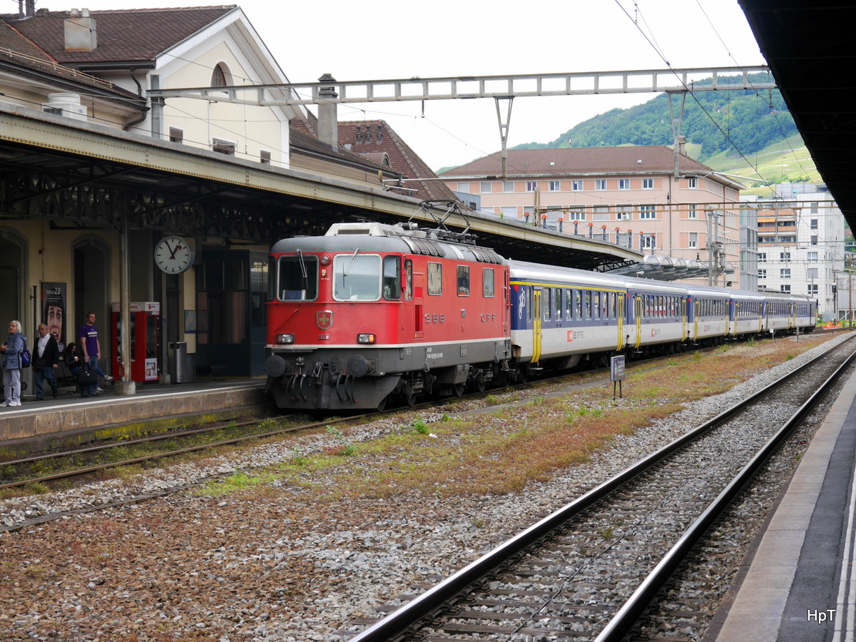 SBB - Nachschuss des RE Ersatzzug von Brig nach Genf an Schluss die Re 4/4 11126 bei der ausfahrt aus dem Bahnhof Vevey am 19.06.2016