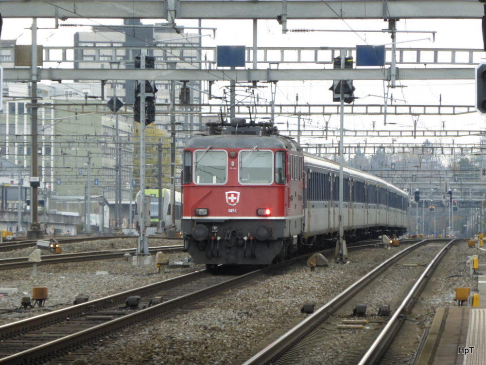 SBB - Nachschuss eines Ersatzzug am Schluss die Schiebende Lok Re 4/4 11154 bei der Haltestelle Bern Wankdorf am 09.11.2014