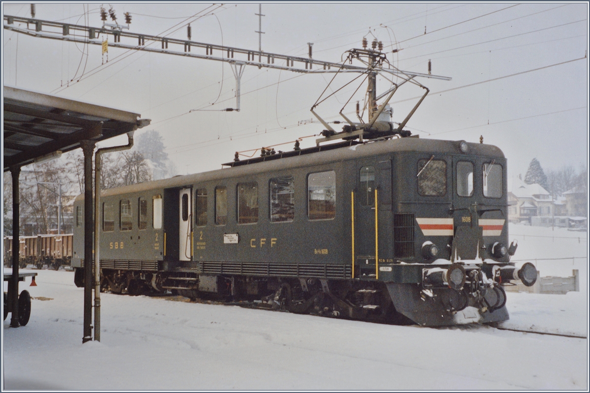SBB Nebenbahnromantik vor 20 Jahren: Im Winter 1986/87 wurden einigen Zugspaare Beinwil am See - Beromünster und zurück ausnahmsweise mit dem solo fahrenden Be 4/6 1608 geführt.
(Fotografiertes Foto)