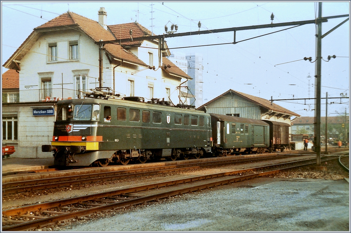 SBB Nebenbahnromantik vor 20 Jahren: Ae 6/6 11409 Basel mit einem  Stücker  in Menziken SBB. 
 Stücker  nannte man die Lokalgüterzüge, die auf einer Strecke sämtliche Station bedienten und Wagen brachen oder abführten. 

15. Mai 1984. 
