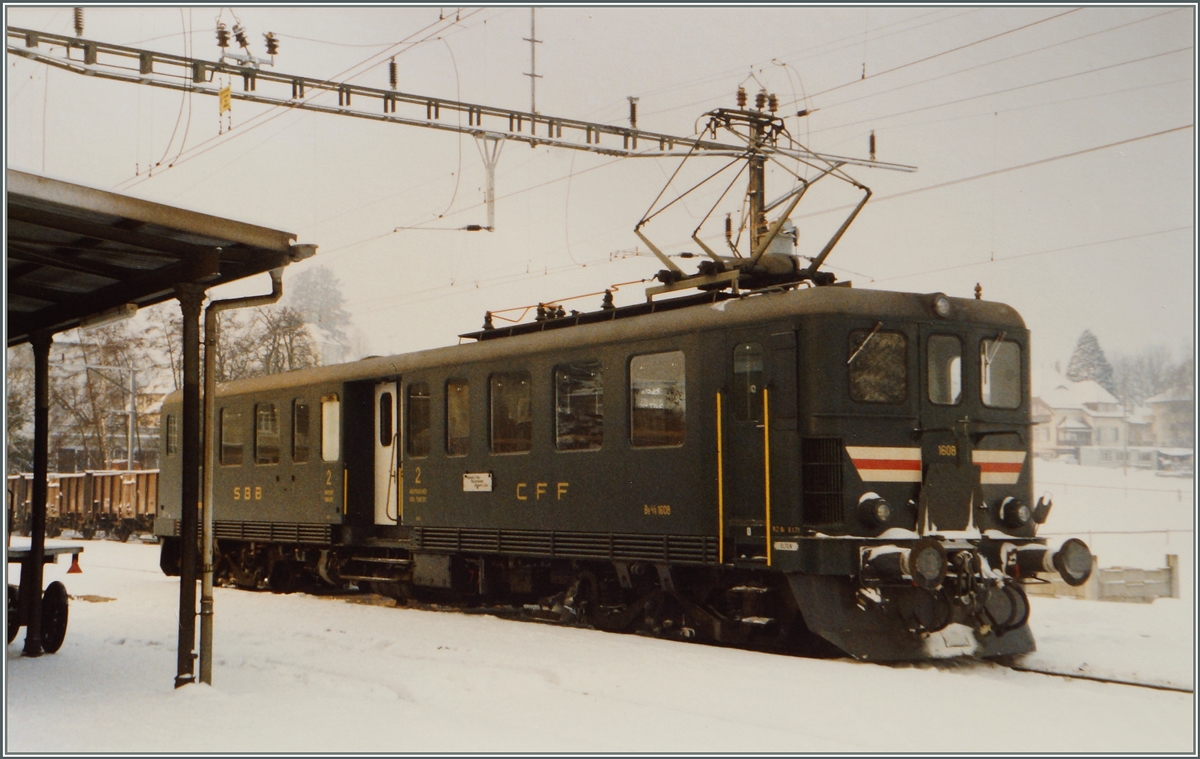 SBB Nebenbahnromantik vor gut 25 Jahren: Im Winter 1986/87 wurden einigen Zugspaare Beinwil am See - Beromünster und zurück ausnahmsweise mit dem solo fahrenden Be 4/6 1608 geführt. (Fotografiertes Foto, 1200 Version) 