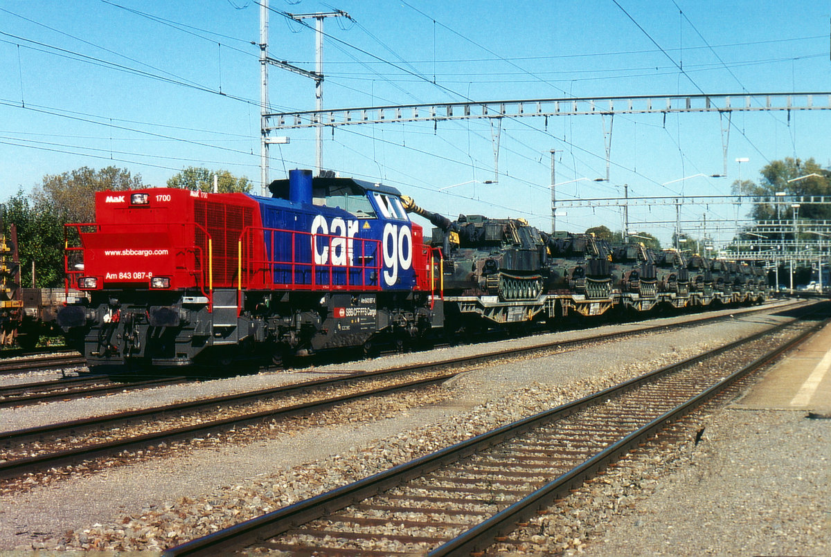 SBB: Neun Panzerhaubitze M9 auf Rangierfahrt in Romont im Juli 2003 mit der Am 843 087-8.
Foto: Walter Ruetsch 