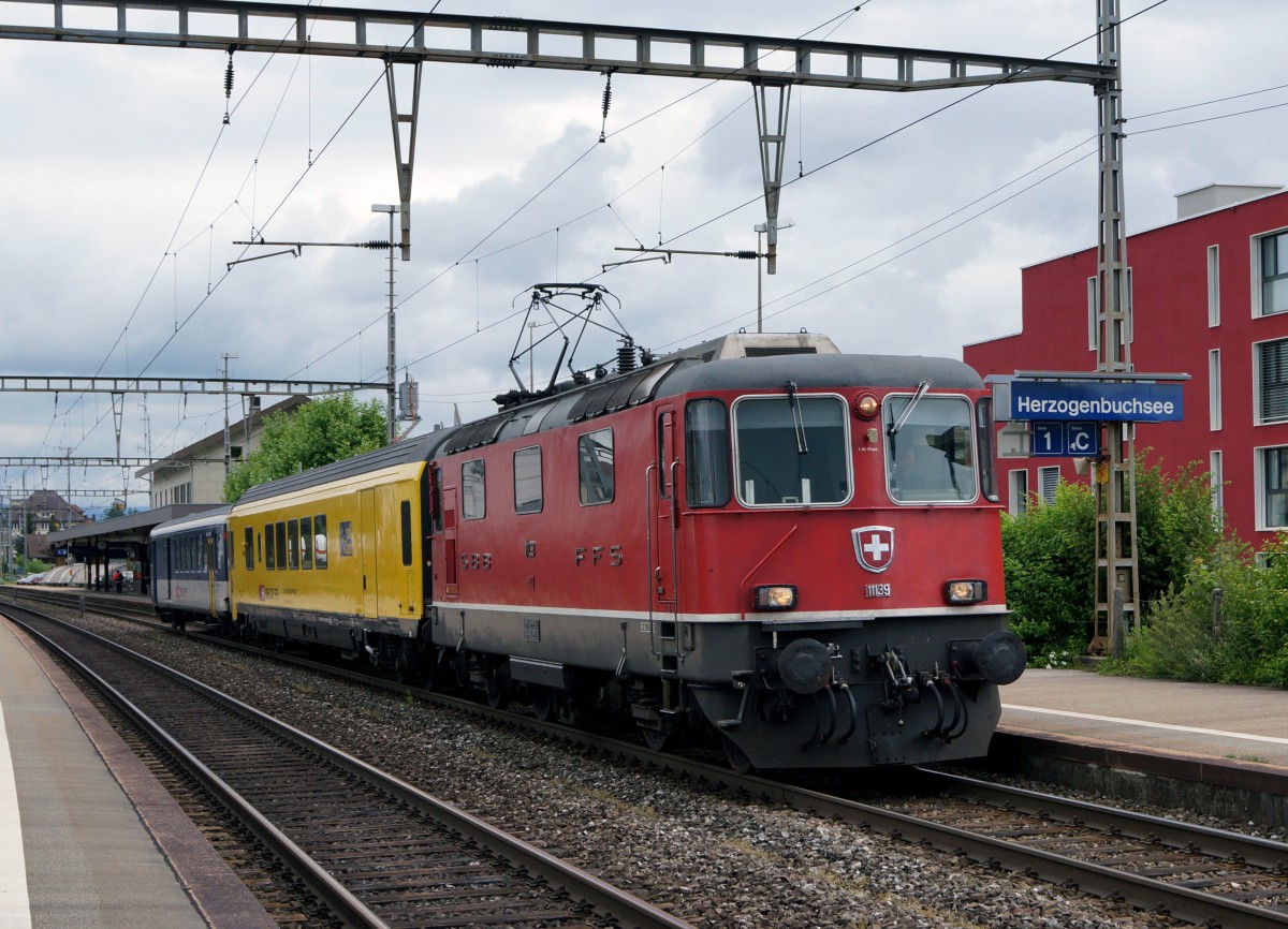 SBB: Nicht alltäglich in Herzogenbuchsee ist der Messzug mit der Re 4/4 II 11139 der ersten Serie, der am 19. Mai 2015 von der Lok- sowie der Steuerwagenseite abgelichtet werden konnte.
Foto: Walter Ruetsch