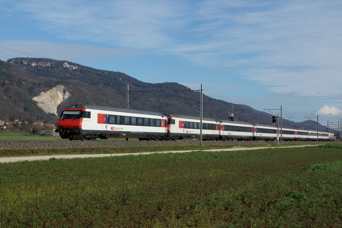 SBB: NICHT ALLTÄGLICH - IR Biel-Konstanz mit zwei Steuerwagen bei Oberbuchsiten am 19. November 2015.
Foto: Walter Ruetsch