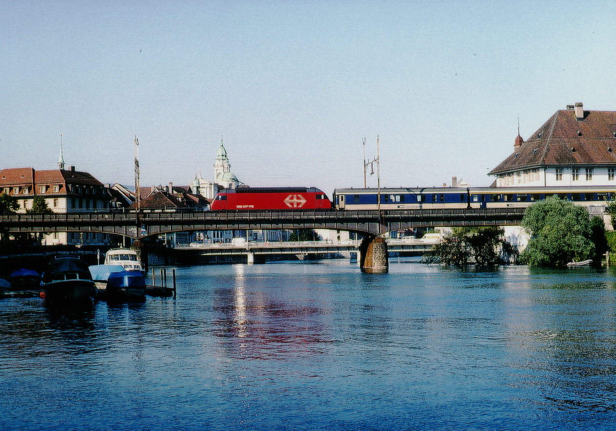 SBB: Nicht erkennbare Re 460 beim Passieren der Aarebrücke Solothurn im August 1999.
Besondere Beachtung gilt den Wagen von der BLS.
Foto: Walter Ruetsch