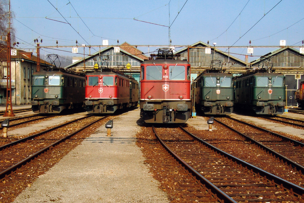 SBB: Nicht gestellte Ae 6/6 Parade vor dem Depot Olten am 19. März 2006.
Foto: Walter Ruetsch