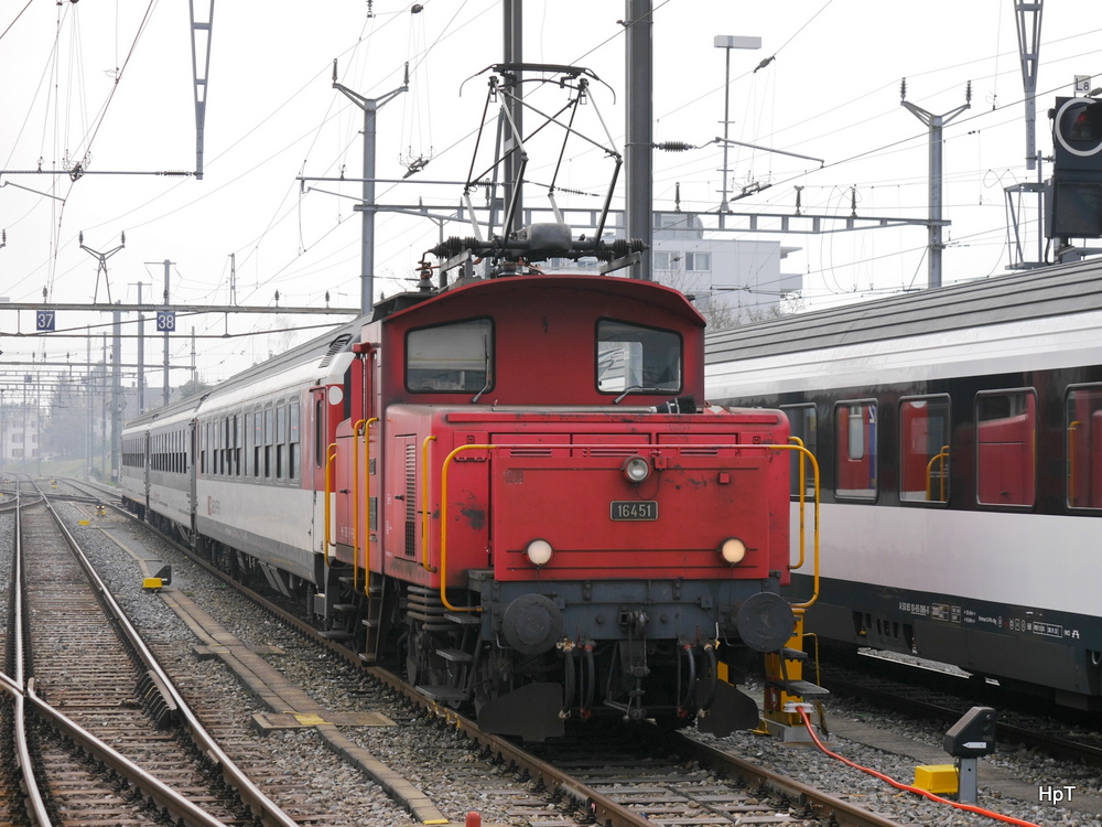 SBB - Noch gibt es sie, noch kann man nicht verzichten auf die Rangierlok Ee 3/3 16451 im Bahnhof Biel am 15.03.2014