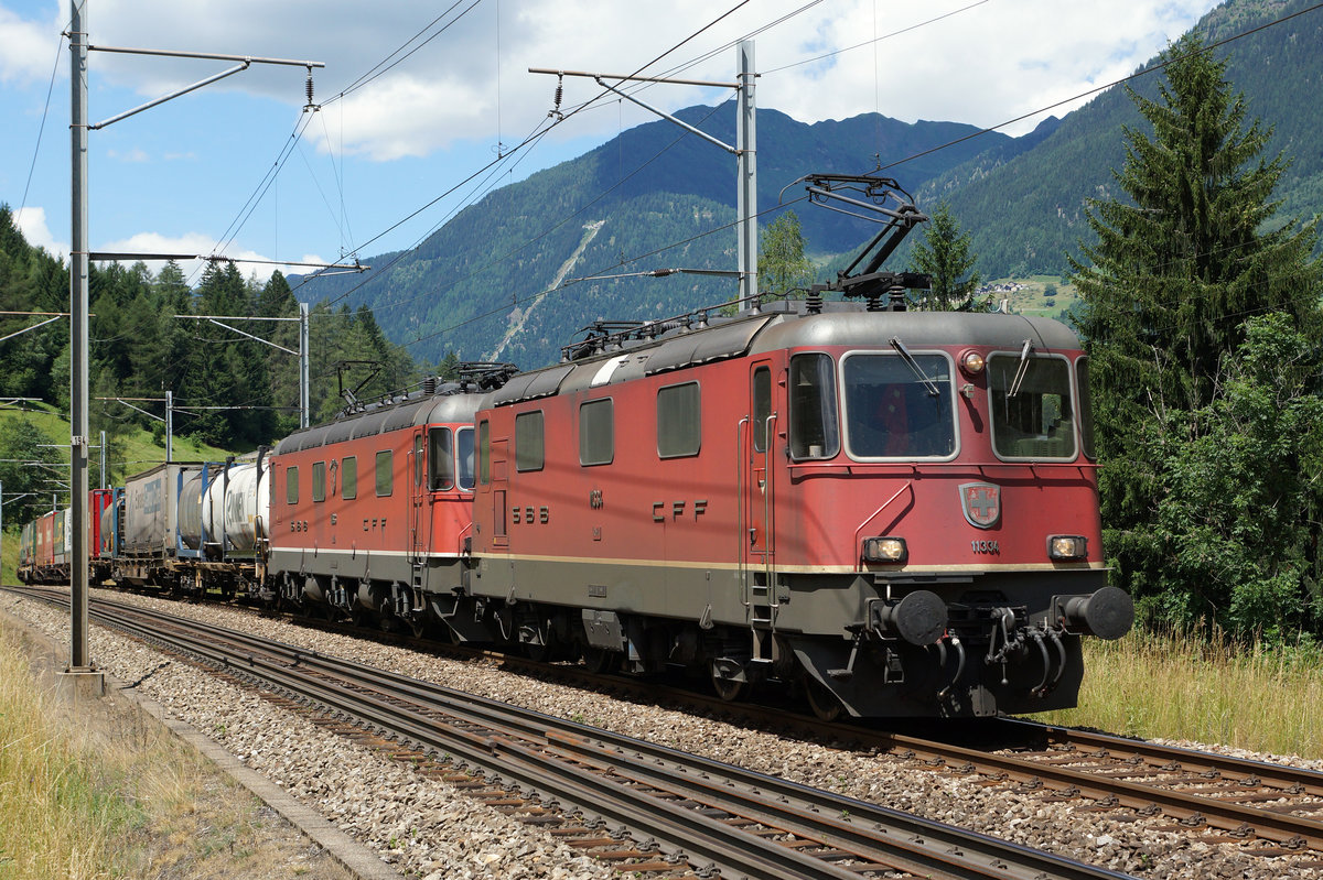 SBB: Noch immer fahren die meisten Güterzüge über die alte Gotthard-Bergstrecke. Dadurch konnten am 28. Juli 2016 noch viele  ZÄHNERPÄCKLI  beobachtet werden. Einige Re 10/10 wurden beim Passieren der Gotthard-Südrampe verewigt. Bei der eingereihten Re 6/6 handelte es sich um die 11666  Stein am Rhein .
Foto: Walter Ruetsch  