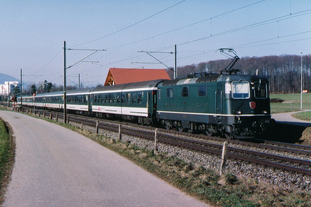 SBB: Noch mit grünem Anstrich waren einzelne IR im März 2004 auf der alten Stammstrecke Bern-Olten unterwegs. Der bereits historische Zug mit einer Re 4/4 II wurde auf der Fahrt nach Bern bei Herzogenbuchsee verewigt.
Foto: Walter Ruetsch