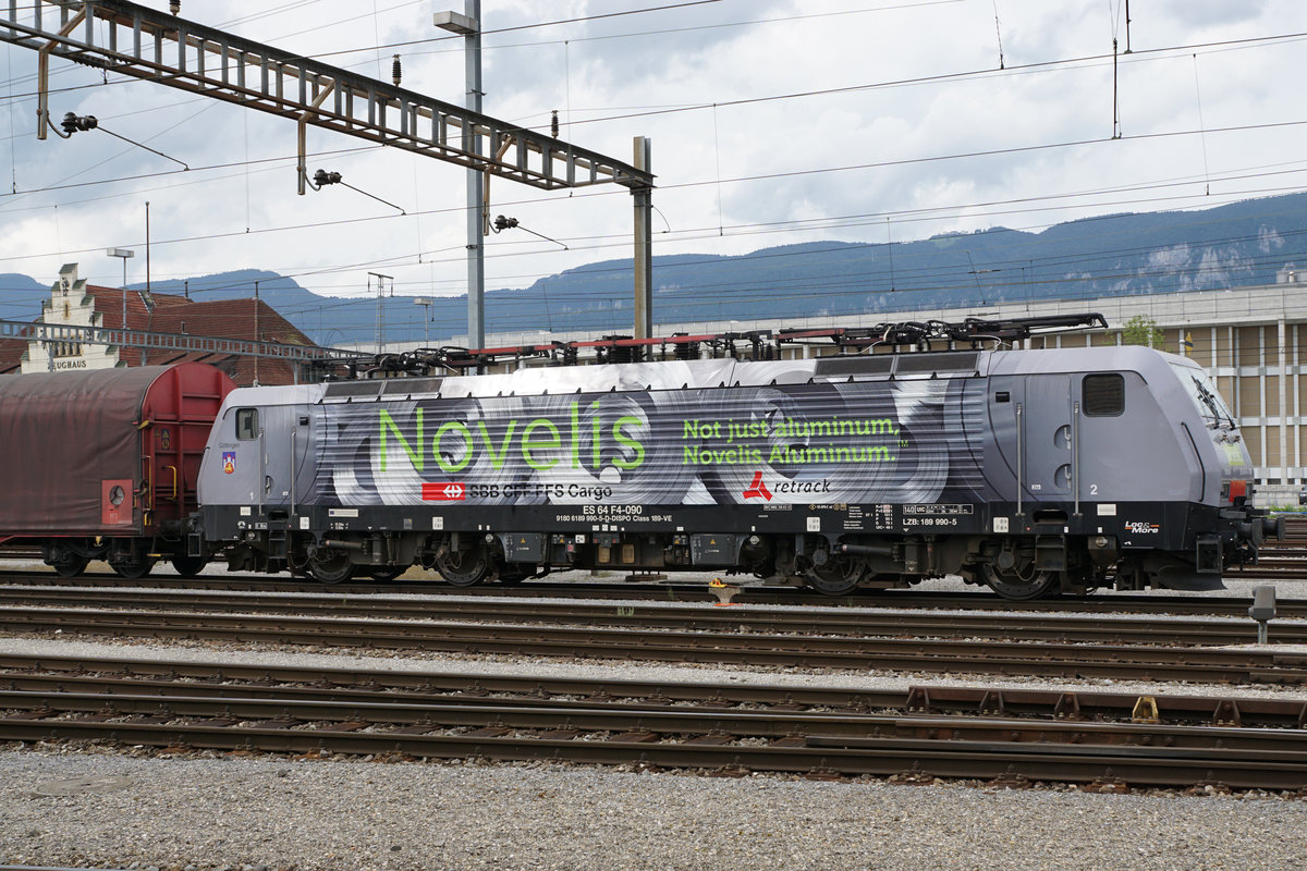 SBB: Novelis Aluminium Zug.
Der Streckenunterbruch Basel SBB - Karlsruhe zeigt seine Auswirkungen auch auf den Güterverkehr im Güterbahnhof Solothurn.
Am 16. August 2017 musste die von SBB Cargo gemietete 189 990, ES 65 F4-090 mit dem Novelis Aluminium Zug in Solothurn abgestellt werden, bis ihre Fahrt um ca. 21:00h via Schafhausen-Singen fortgesetzt werden konnte.
Foto: Walter Ruetsch  