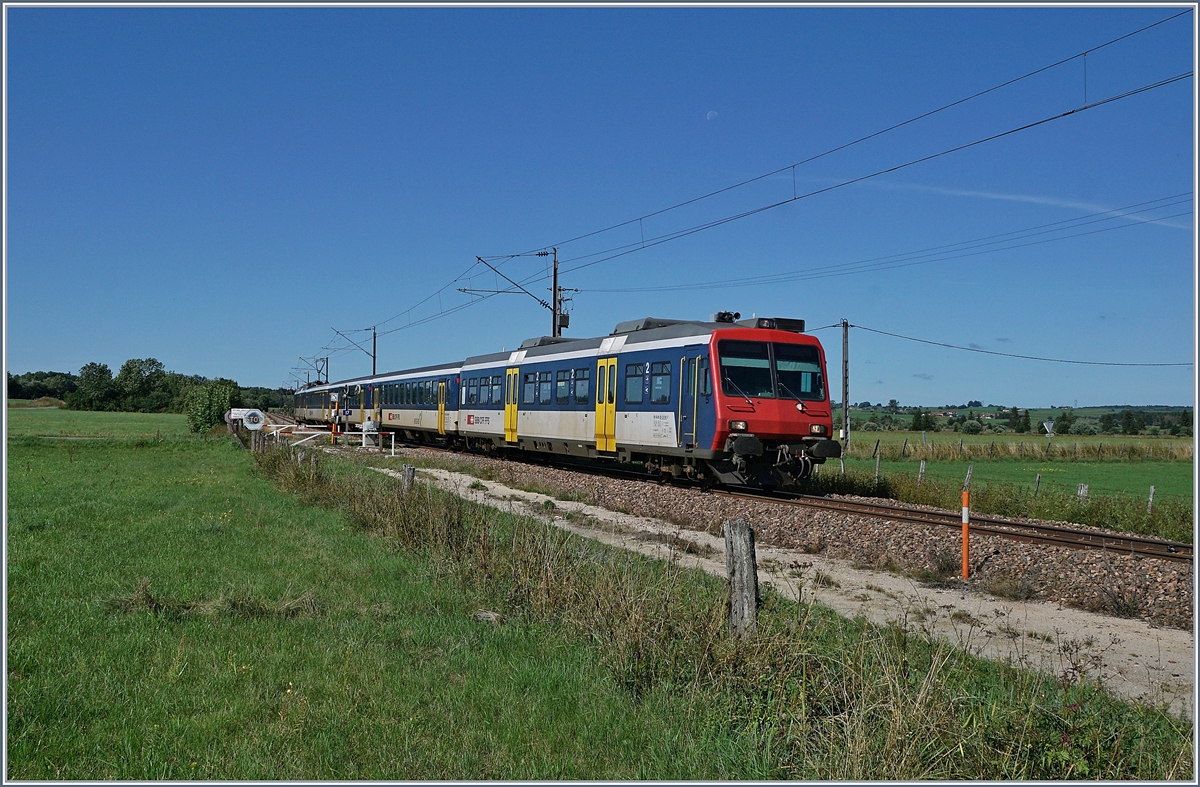 SBB NPZ als RE 18123 auf der Fahrt von Frasne (ab 10:53) nach Neuchâtel (an 11:53) beim Bahnübergang PN 17 zwischen La Rivière - Drugeon und Ste-Colombe im französischen Jura. 

Im Gegensatz zu den EW I die nach Domodossola fahren, sind die hier eingesetzten EW I internationalen Vorschriften unterworfen und haben eine Zulassung für Frankreich, wenn wohl auch nur auf dieser Strecke. 

21. August 2019