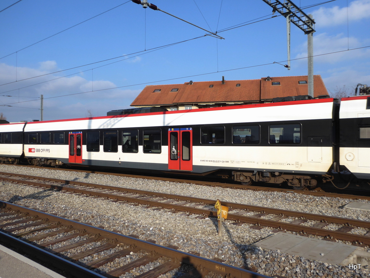 SBB - NPZ Personenwagen 2 Kl. B 50 85 29-43 117-5  im Bahnhof Kerzers am 13.01.2018